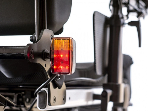 Задние светодиодные фонари красного цвета и задний указатель поворота с мигающим светом
