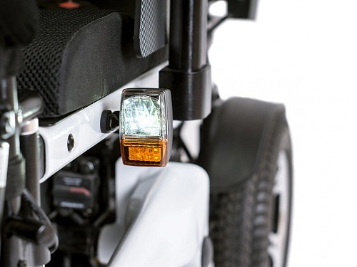 Передние светодиодные фонари белого цвета и передний указатель поворота с мигающим светом