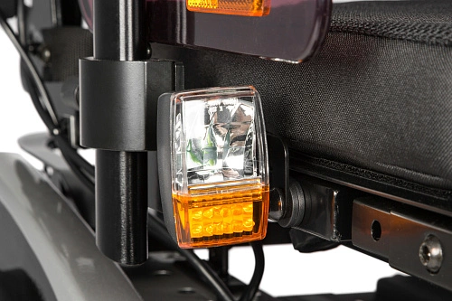 Передний светодиодный фонарь белого цвета и передний указатель поворота с мигающим светом (оранжевый)