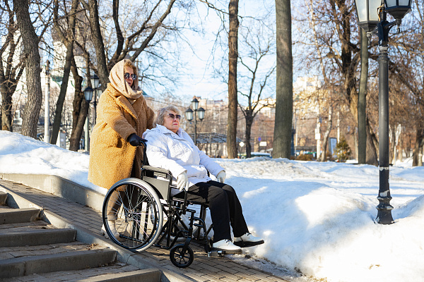 Почему отекают ноги у пожилых людей — причины и способы борьбы